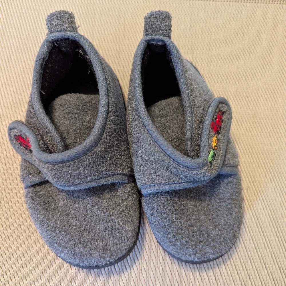 Gray fuzzy felt slippers